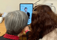 空巢白叟通过AI克隆孙辈偶像的声音喊话年轻人回